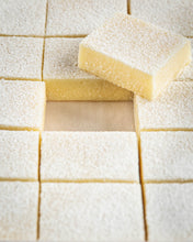 Afbeelding in Gallery-weergave laden, Divine Maia Chocolates Vanilla White