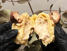 Afbeelding in Gallery-weergave laden, Divine Maia Crispy Cream Puffs Kinder Bueno