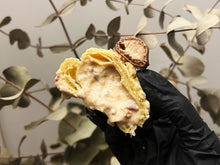 Afbeelding in Gallery-weergave laden, Divine Maia Crispy Cream Puffs Kinder Bueno