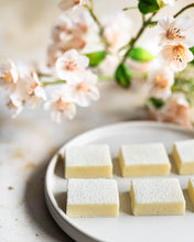 Afbeelding in Gallery-weergave laden, Divine Maia Chocolates Vanilla White