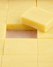 Afbeelding in Gallery-weergave laden, Divine Maia Chocolates Mini Passion Fruit